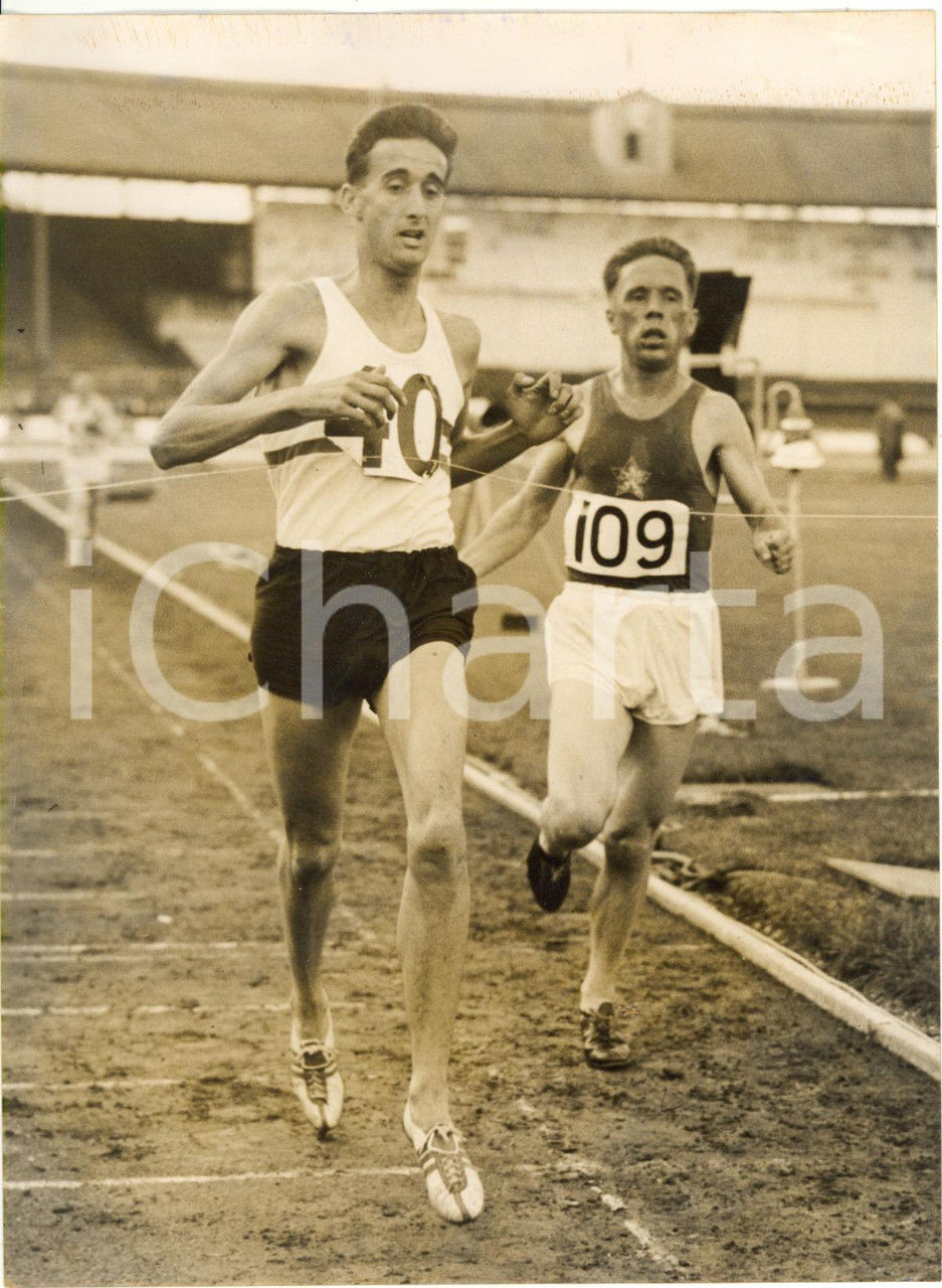 1957 LONDON White City Stadium - Gordon PIRIE wins the international 5000m event